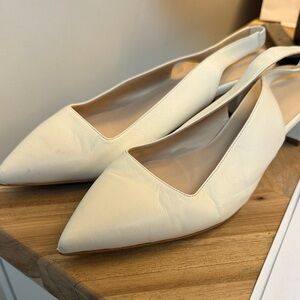 Everlane Women’s Pointed Slingback Leather Flats in Cream